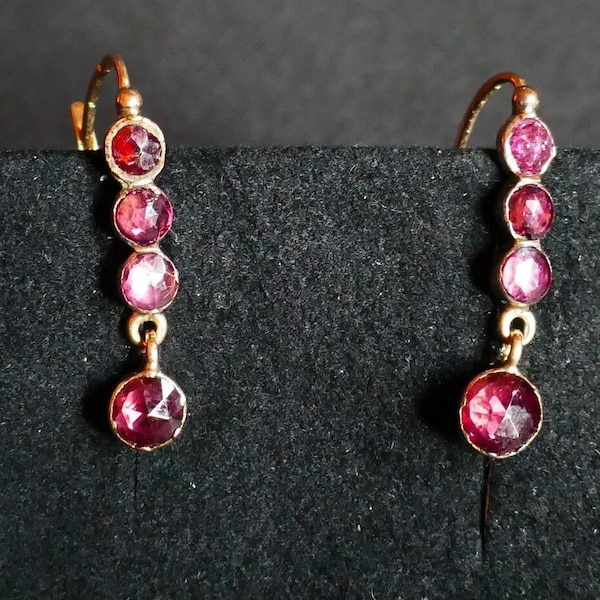 Boucles d'Oreilles dormeuses ornées de pierres, Or Rose 18 Carats.