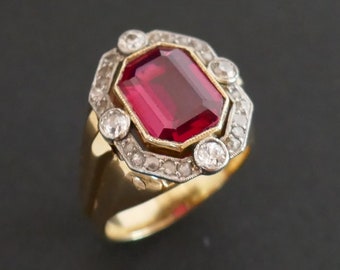 Anillo tipo sello Tank con piedra roja y diamantes, oro de 18 quilates.