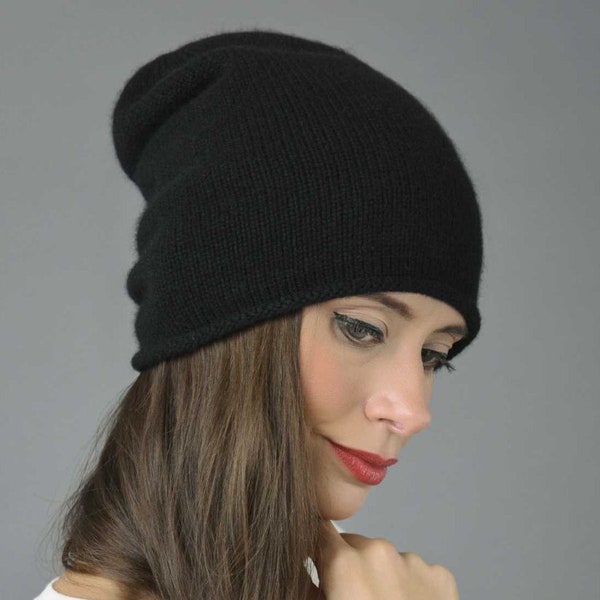 Bonnet ample pur cachemire en tricot uni en noir