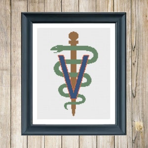 Könnte beinhalten: Ein Kreuzstichmuster des veterinärmedizinischen Symbols, eine Schlange, die sich um einen Stab mit einem 'V' in der Mitte windet. Die Schlange ist grün, der Stab ist braun und das 'V' ist blau mit orangefarbenem Umriss.