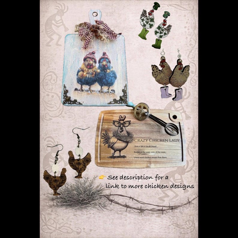 K&ouml;nnte beinhalten: Eine Sammlung von Artikeln zum Thema Huhn, darunter Ohrringe, Schneidebretter und dekorative Akzente. Das Bild zeigt ein hellblaues Schneidebrett mit zwei H&uuml;hnern mit H&uuml;ten und ein Holzschneidebrett mit einer Hahn-Illustration. Der Text lautet "Crazy Chicken Lady".
