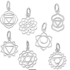 Könnte beinhalten: Eine Sammlung von sieben silberfarbenen Chakra-Anhängern. Jeder Anhänger hat ein einzigartiges filigranes Design, das verschiedene Chakren darstellt, mit geometrischen Formen und floralen Mustern. Die Anhänger haben kleine Schlaufen zum Anbringen an einer Kette.