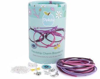 Kit para hacer joyas con pulseras de amuletos de la amistad de Pipkits. Cada diseño sirve para hacer 6 pulseras que puedes hacer, usar o compartir con tus amigos.