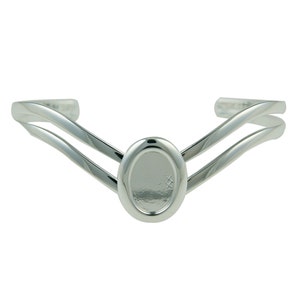 Puede incluir: Pulsera de plata de doble banda con una pieza central ovalada lisa.