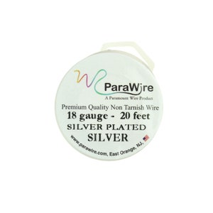 Può includere: Un rotolo di filo argentato placcato argento da 18 gauge, lungo 6 metri. Il rotolo è bianco con testo nero che recita "ParaWire, A Paramount Wire Product, Premium Quality Non Tarnish Wire, 18 gauge - 20 feet, SILVER PLATED SILVER, www.parawire.com, East Orange, NJ."