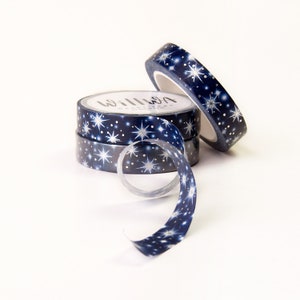 OOPS WASHI Starry Night Washi Tape 10 mm x 10 m - Sprankelende zilveren verijdelde en witte sterren in een donkerblauwe lucht - Zweeds ontwerp van Willwa
