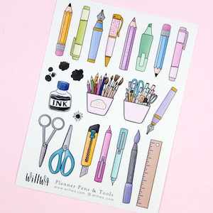 K&ouml;nnte beinhalten: Ein Blatt mit bunten Planer-Stickern mit Stiften, Bleistiften, Scheren, einem Lineal, einem Pinsel, Tinte und einem Cuttermesser. Die Sticker sind f&uuml;r die Verwendung in Planern und Tageb&uuml;chern gedacht. Der Text auf dem Blatt lautet "Planner Pens & Tools" und "www.willwa.com @willwa.com".