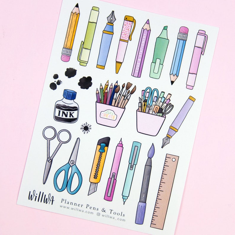 K&ouml;nnte beinhalten: Ein Blatt mit bunten Planer-Stickern mit Stiften, Bleistiften, Scheren, einem Lineal, einem Pinsel, Tinte und einem Cuttermesser. Die Sticker sind f&uuml;r die Verwendung in Planern und Tageb&uuml;chern gedacht. Der Text auf dem Blatt lautet "Planner Pens & Tools" und "www.willwa.com @willwa.com".
