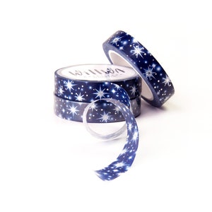 Fita adesiva "Noite Estrelada" 10 mm x 10 m - Estrelas brancas e prateadas brilhantes em um céu azul escuro - Noites de inverno - Design sueco por Willwa