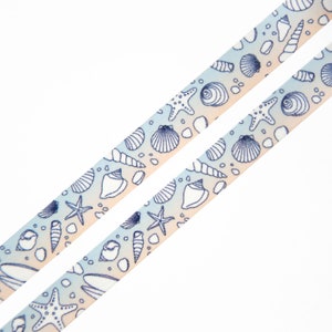 Zeeschelpen 10 mm x 10 m washi tape - Witte schelpen op een zand- en watergekleurde achtergrond - Zomer en strand Washi - Zweeds ontwerp van Willwa
