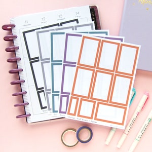 Puede incluir: Un conjunto de pegatinas para planificador con bordes de diferentes colores. Las pegatinas están en blanco y se pueden usar para etiquetar u organizar las páginas del planificador. Los colores de los bordes son negro, gris, azul verdoso, morado y naranja.