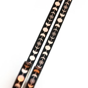 Brons Luna 10 mm x 10 m goudfolie Washi tape - maanfasen en ster met bronzen folie op zwarte achtergrond - Zweeds ontwerp door Willwa