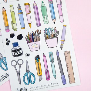 K&ouml;nnte beinhalten: Ein Blatt mit bunten Planer-Stickern mit verschiedenen Werkzeugen und Utensilien, darunter Stifte, Bleistifte, Scheren, ein Lineal, ein Pinsel und eine Tintenflasche. Die Sticker sind f&uuml;r die Verwendung in einem Planer oder Tagebuch gedacht.