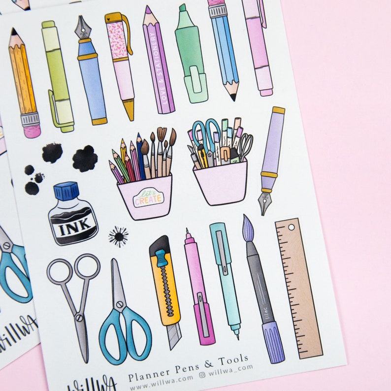 K&ouml;nnte beinhalten: Ein Blatt mit bunten Planer-Stickern mit verschiedenen Werkzeugen und Utensilien, darunter Stifte, Bleistifte, Scheren, ein Lineal, ein Pinsel und eine Tintenflasche. Die Sticker sind f&uuml;r die Verwendung in einem Planer oder Tagebuch gedacht.