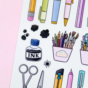 K&ouml;nnte beinhalten: Ein Set bunter Aufkleber mit verschiedenen Kunstmaterialien, darunter Bleistifte, Pinsel, Scheren, Tinte und ein Lineal. Die Aufkleber sind perfekt, um Planern, Tageb&uuml;chern und anderen Papierwaren einen Hauch von Kreativit&auml;t zu verleihen.