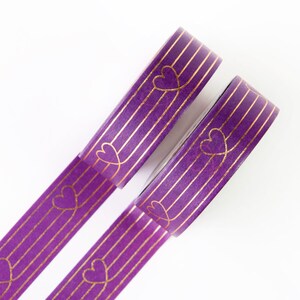 Lila Herz zu Herz 15mm x 10m Washi Tape - Goldfolie Herzen und Linien auf einem dunkellila Hintergrund - Herz Liebe - Schwedisches Design by Willwa