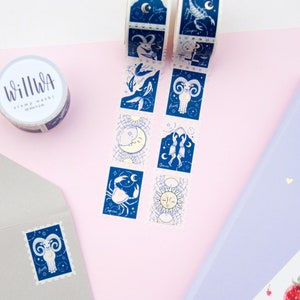 Zodiac Stamp Washi Tape 25 mm x 5 m - Mooie Zodiac Star Sign-stempels met goudfolie en donkerblauw - Zon en Maan - Zweeds ontwerp van Willwa