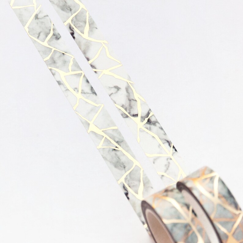 K&ouml;nnte beinhalten: Zwei Rollen Washi-Tape mit Marmor- und Goldmuster. Das Band ist wei&szlig; mit goldenen Adern und Marmoreffekt.