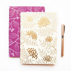 Zwei A5 Notizhefte mit Goldfolie und lila rotem Muster - Dot Grid Journal - Perfekt als Travelers Notebook Inserts - Luxus Blumenmuster