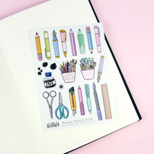 K&ouml;nnte beinhalten: Ein Blatt mit bunten Planer-Stickern mit Stiften, Bleistiften, Scheren, Linealen und anderen Werkzeugen. Die Sticker sind auf wei&szlig;em Hintergrund mit schwarzen Punkten. Der Text "Planner Pens & Tools" befindet sich am unteren Rand des Blattes.