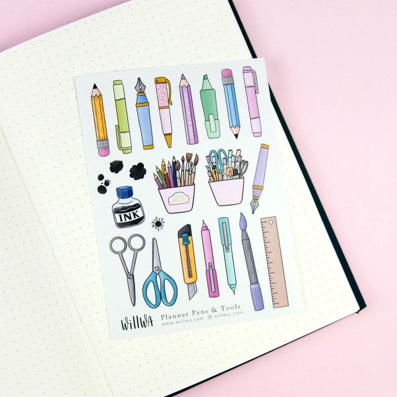 K&ouml;nnte beinhalten: Ein Blatt mit bunten Planer-Stickern mit Stiften, Bleistiften, Scheren, Linealen und anderen Werkzeugen. Die Sticker sind auf wei&szlig;em Hintergrund mit schwarzen Punkten. Der Text "Planner Pens & Tools" befindet sich am unteren Rand des Blattes.