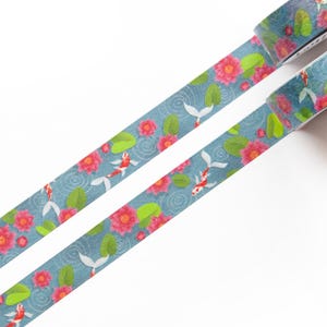 Fita adesiva washi para lírios d'água - Lago de peixes com carpas e lótus rosa / Lírios d'água em uma chuva de verão - Fita decorativa colorida com flores e natureza