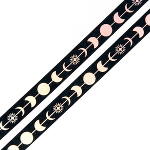 OOPS WASHI Holo Luna 10mm x 10m Washi Tape - Maanfasen en Ster met Holografische Folie op een Zwarte Achtergrond - Zweeds Ontwerp door Willwa