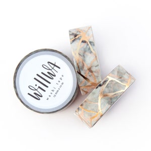 K&ouml;nnte beinhalten: Drei Rollen Washi-Tape mit Marmor- und Goldfoliendesign. Das Band ist 15 mm breit und mit "Washi Tape 15 mm x 10 m" und "willwa" beschriftet.