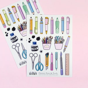 K&ouml;nnte beinhalten: Ein Blatt mit bunten Planer-Stickern mit Stiften, Bleistiften, Scheren, Tintenflaschen und einem Lineal. Die Sticker sind im skurrilen, handgezeichneten Stil gestaltet und enthalten den Text "Planner Pens & Tools" und "Willwa".