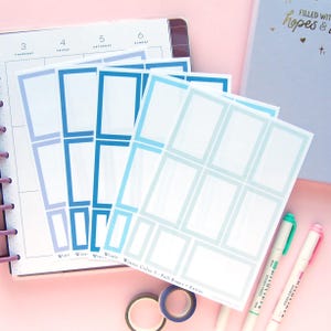 Op de afbeelding: Een set van 15 blauwe, lichtblauwe en grijze rechthoekige stickerdozen met witte randen. De stickers zijn gelabeld "Winter Color 5 - Full Boxes + Extras".