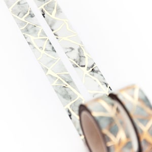 K&ouml;nnte beinhalten: Zwei Rollen Washi-Tape mit Marmor- und Golddesign. Das Band ist wei&szlig; mit goldenen Adern und einem Marmormuster.