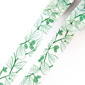 Groene Elzenkegels 15 mm x 10 m washi tape - Groene natuur en bloemmotief masking tape - Autumn Leaves Collection - Zweeds ontwerp van Willwa