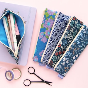 Petite trousse - Étui à crayons en tissu fait main - Motif floral bleu - Pochette zippée en tissu pour crayons - Mini trousse de voyage - Design suédois
