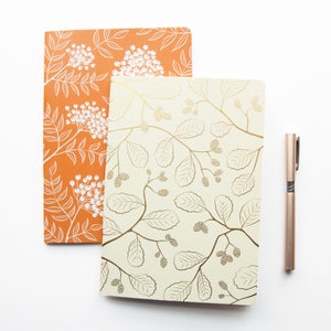 Zwei A5 Notizhefte mit Goldfolie und orangem Naturmuster - Umweltfreundliche Notizbücher - Reisetagebuch Set - Luxus Blumenmuster