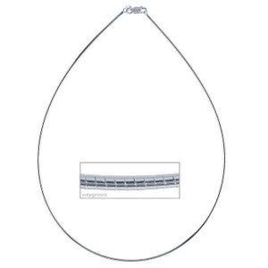 Puede incluir: Un collar de cadena de plata con cierre de anillo de resorte. La cadena está hecha de pequeños eslabones redondos que están estrechamente entrelazados. La cadena mide aproximadamente 45 cm de largo.