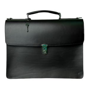Op de afbeelding: Een zwarte leren aktetas met een handvat aan de bovenkant en een sleutelvormig slot. De aktetas heeft een rechthoekige vorm en een klassiek ontwerp. De hardware is donkergroen. Geschikt voor documenten en andere benodigdheden.