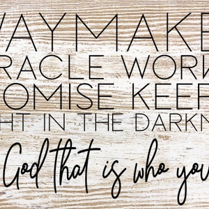 Puede incluir: Texto negro sobre fondo de madera blanca que dice "WAYMAKER MIRACLE WORKER PROMISE KEEPER LIGHT IN THE DARKNESS My God that is who you are".