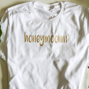 HONEYMOONIN&#39; Unisex T-Shirt - Honeymoon T-shirt - Newlywed Shirt - Wedding Gift - Newlywed Gift
