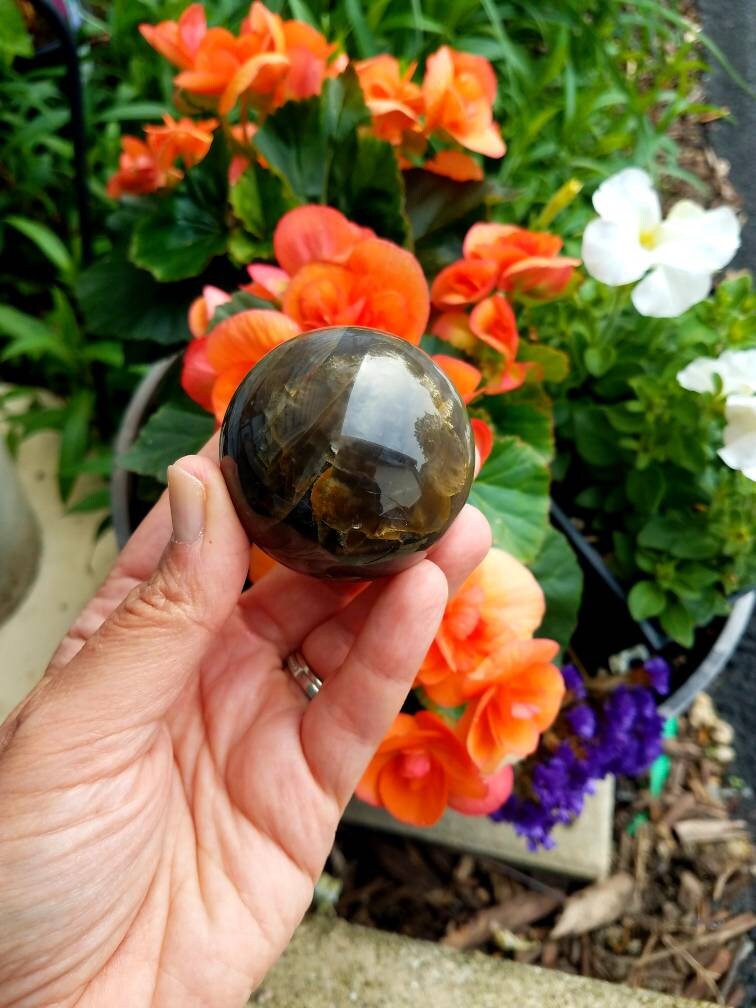 ブラック ムーンストーン スフィア #3、58 mm、スタンド付き、新月