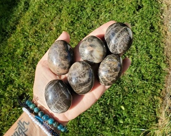 ブラック ムーンストーン スフィア #3、58 mm、スタンド付き、新月