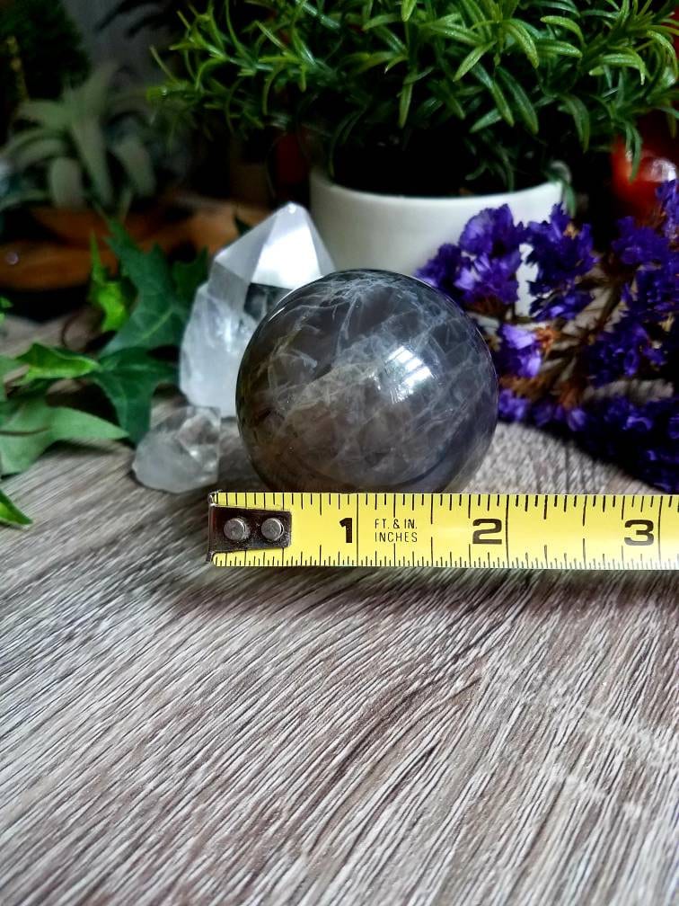 ブラック ムーンストーン スフィア #3、58 mm、スタンド付き、新月