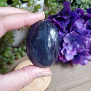 Regenbogen Fluorit Palmstein, polierter Tumbled Fluorit, Kristalle, Chakra Steine, Naturstein, Taschenstein, #B23