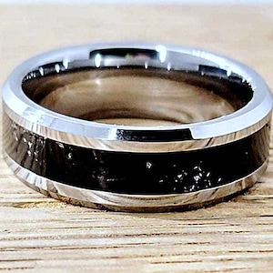 De zwarte deurring * handgemaakte trouwring * wolfraam met echte meteoriet * ringinscriptie en lasergegraveerde geschenkdoosopties