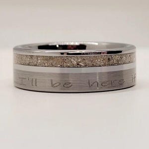 De "I'll Be Here"-herdenkingsring: 8 mm wolfraam-band gemaakt met crematie-as die je ons stuurt - gratis aangepaste gravure van binnen en van buiten