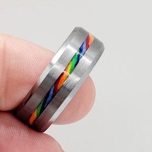 One Love trouwring * Stevig geborsteld wolfraam met een regenboog van liefde inleg * Perfecte LGBTQ-verlovings- of trouwring * One Love Baby!