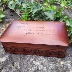 Erinnerungsbox mit der Handschrift Ihres Familienmitglieds graviert * Handschrift des verstorbenen geliebten Menschen * Erinnerungsbox * Individuell gravierte Erinnerungsbox