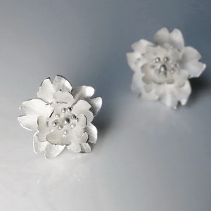 Saison-Mini-Kirschblüten-Sakura-Silberohrringe – doppelte Blütenblätter/handgemacht, Ohrstecker