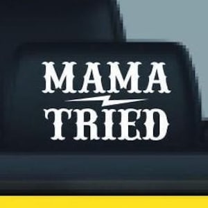 Könnte beinhalten: Ein gelber LKW mit einem weißen Vinyl-Aufkleber auf der Heckscheibe, auf dem "Mama Tried" mit einem Blitzsymbol steht.