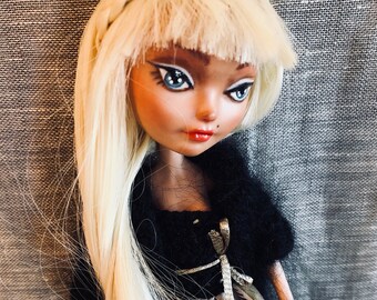 OAKK Apolline - Ever after Monster High - Recycled and repainted with blonde wig