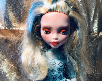 OAKK Lucie - Ever after Monster high - Recycled and repainted